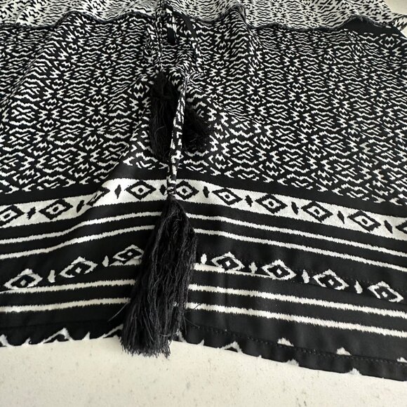 Black & White Forever 21 Aztec Print Sleeveless Top With Tassel Detail Womens Si - Picture 7 of 7
